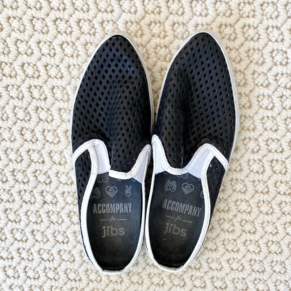Jibs 37/8 🖤🤍 point-toe perforated sneaker slides